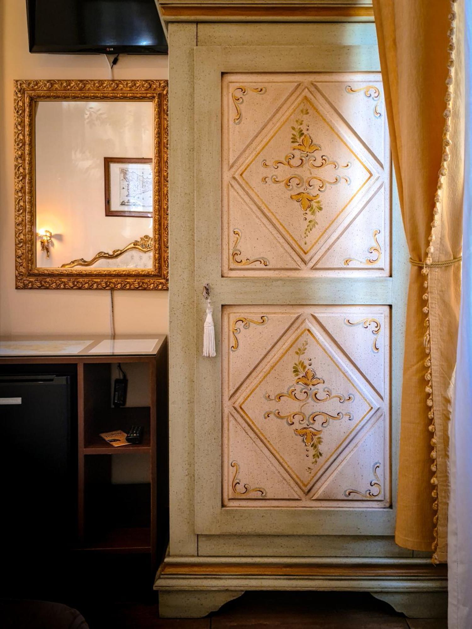 B&B Joan'S Heritage Taormina Room photo